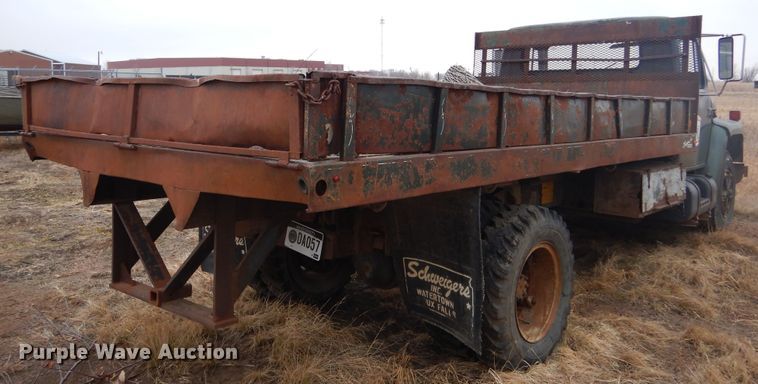image for item KS9314 1982 International 1724  flatbed truck