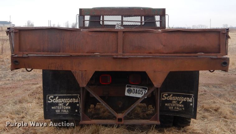 image for item KS9314 1982 International 1724  flatbed truck