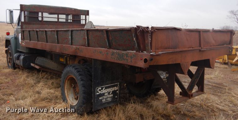 image for item KS9314 1982 International 1724  flatbed truck