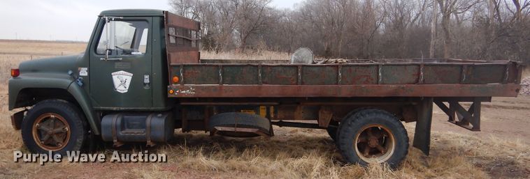 image for item KS9314 1982 International 1724  flatbed truck