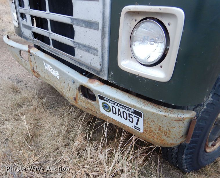 image for item KS9314 1982 International 1724  flatbed truck