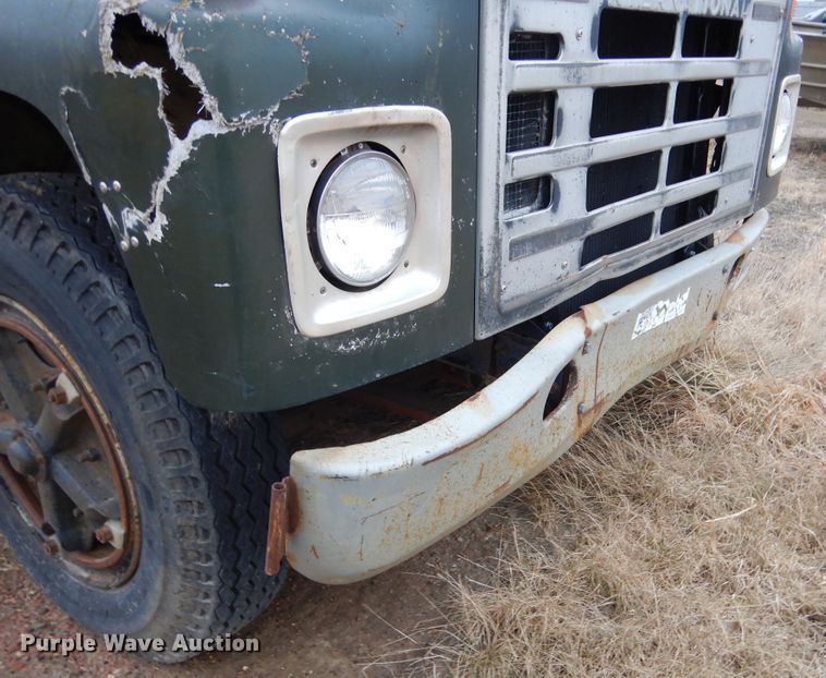image for item KS9314 1982 International 1724  flatbed truck