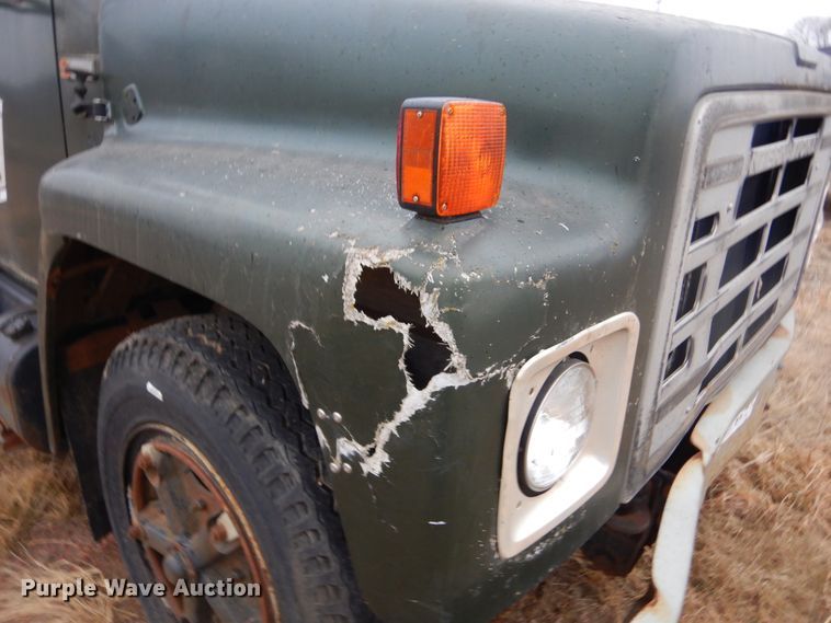 image for item KS9314 1982 International 1724  flatbed truck