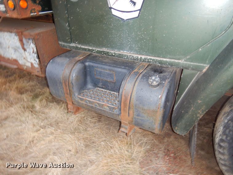 image for item KS9314 1982 International 1724  flatbed truck