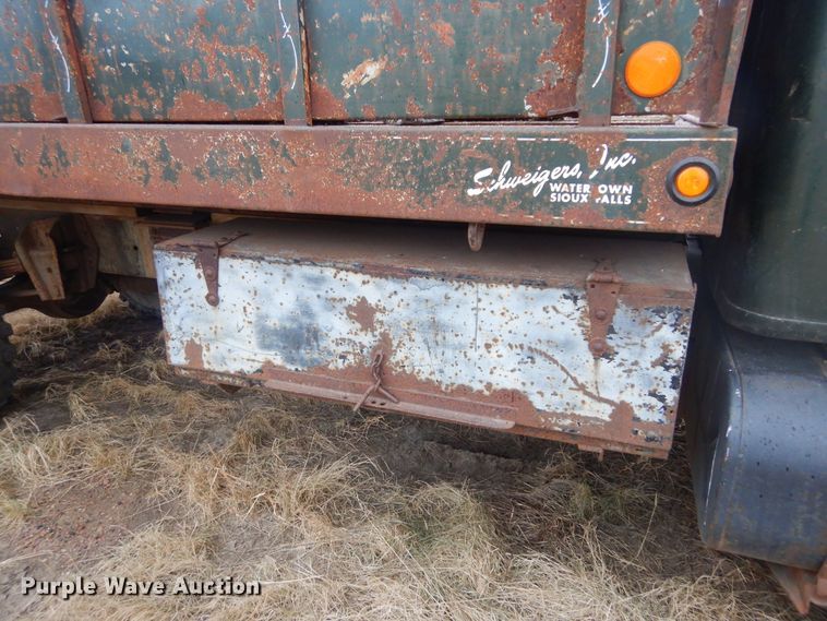 image for item KS9314 1982 International 1724  flatbed truck