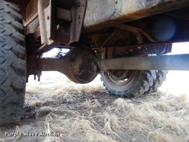 image for item KS9314 1982 International 1724  flatbed truck