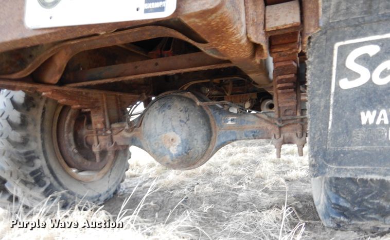 image for item KS9314 1982 International 1724  flatbed truck