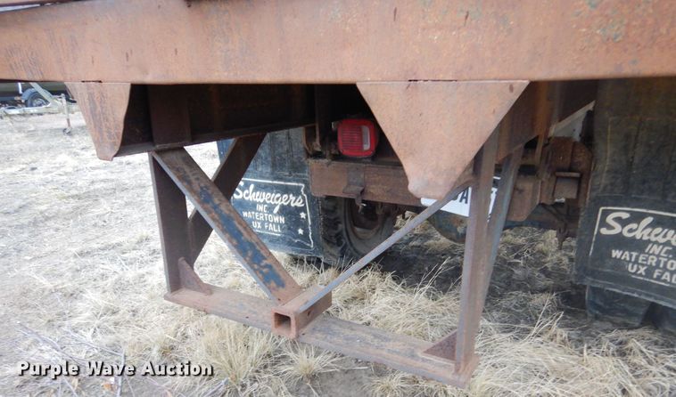 image for item KS9314 1982 International 1724  flatbed truck