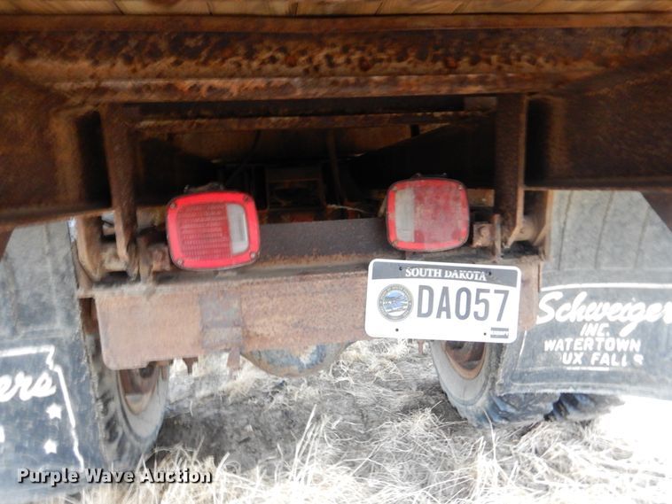 image for item KS9314 1982 International 1724  flatbed truck