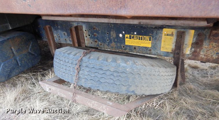 image for item KS9314 1982 International 1724  flatbed truck