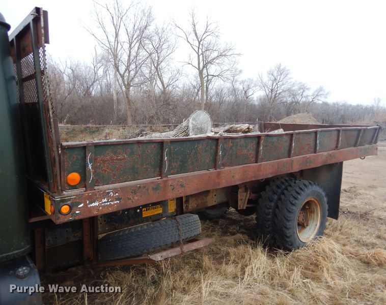 image for item KS9314 1982 International 1724  flatbed truck