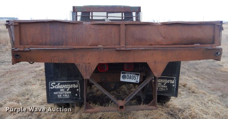 image for item KS9314 1982 International 1724  flatbed truck