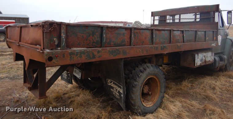 image for item KS9314 1982 International 1724  flatbed truck