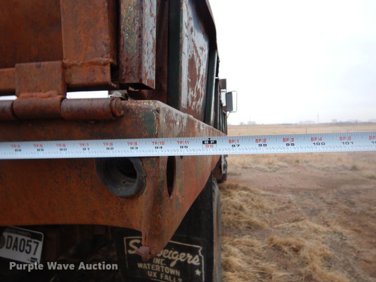 image for item KS9314 1982 International 1724  flatbed truck