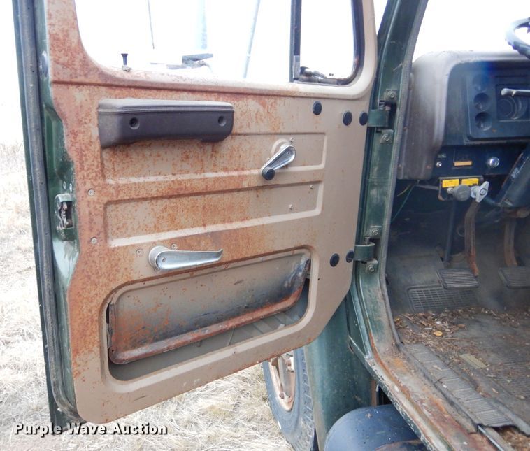 image for item KS9314 1982 International 1724  flatbed truck