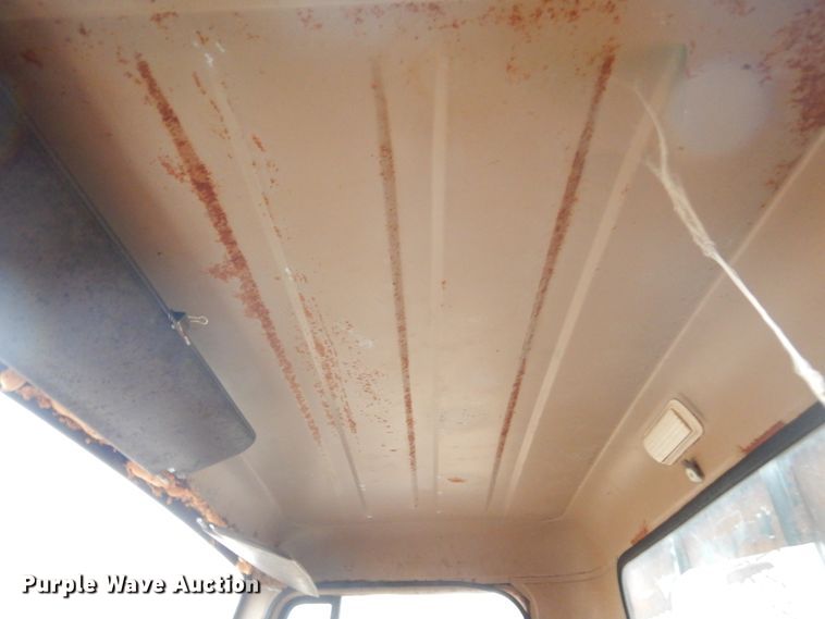 image for item KS9314 1982 International 1724  flatbed truck