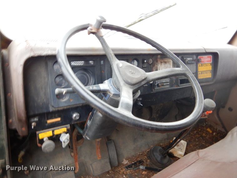 image for item KS9314 1982 International 1724  flatbed truck