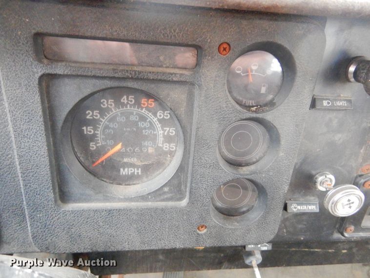 image for item KS9314 1982 International 1724  flatbed truck