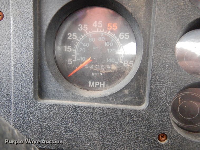 image for item KS9314 1982 International 1724  flatbed truck