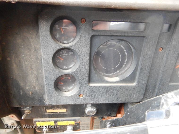 image for item KS9314 1982 International 1724  flatbed truck