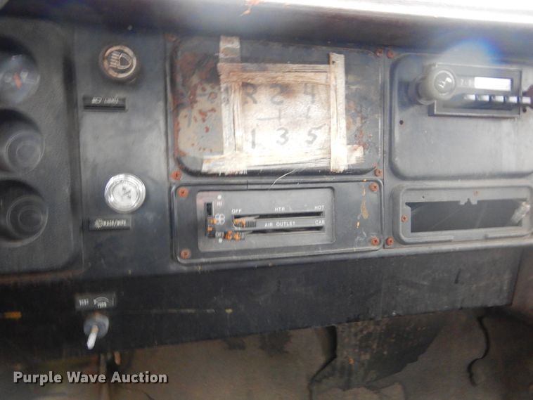 image for item KS9314 1982 International 1724  flatbed truck