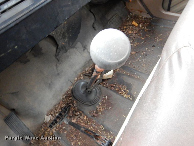 image for item KS9314 1982 International 1724  flatbed truck