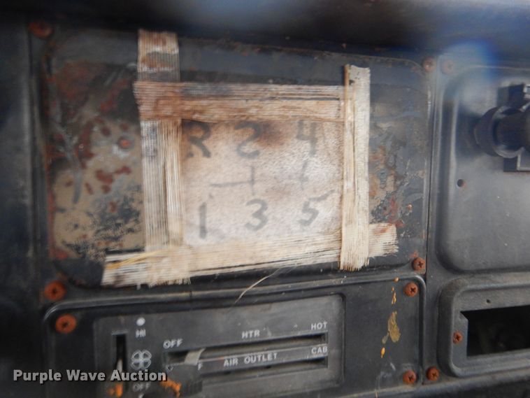 image for item KS9314 1982 International 1724  flatbed truck