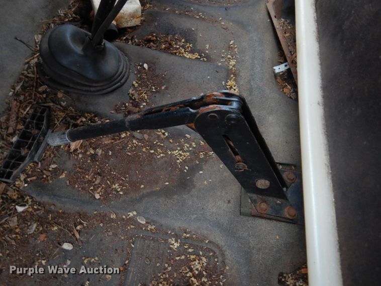 image for item KS9314 1982 International 1724  flatbed truck