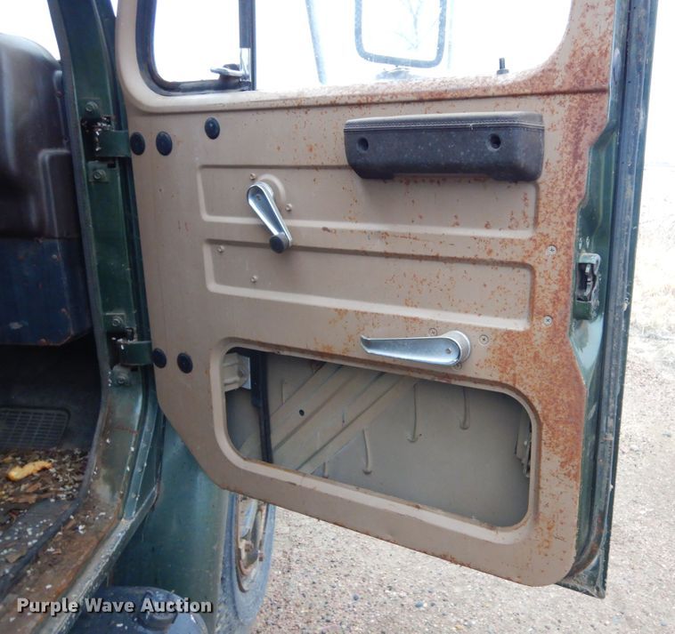 image for item KS9314 1982 International 1724  flatbed truck