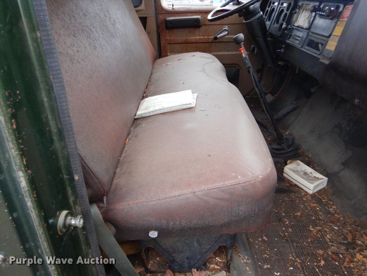 image for item KS9314 1982 International 1724  flatbed truck