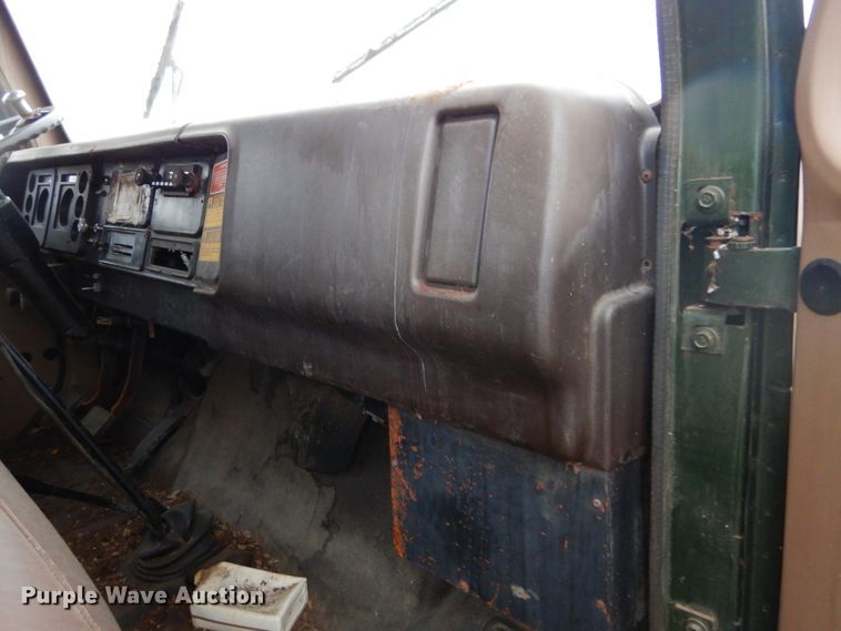 image for item KS9314 1982 International 1724  flatbed truck