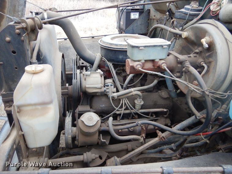 image for item KS9314 1982 International 1724  flatbed truck