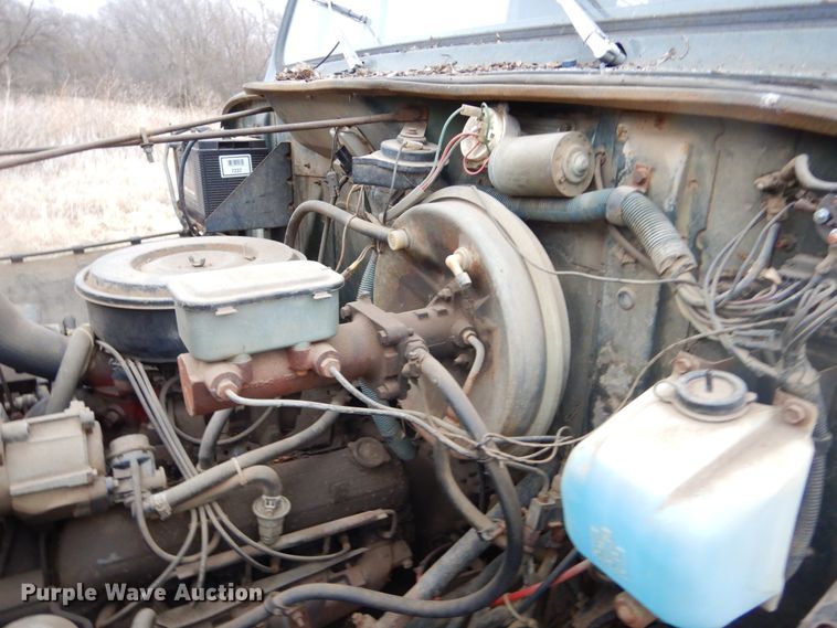 image for item KS9314 1982 International 1724  flatbed truck