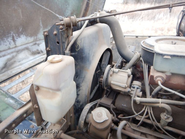 image for item KS9314 1982 International 1724  flatbed truck