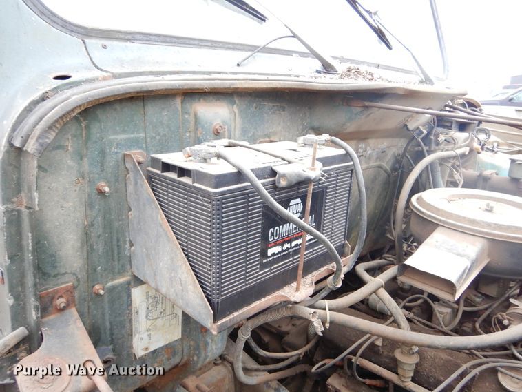 image for item KS9314 1982 International 1724  flatbed truck