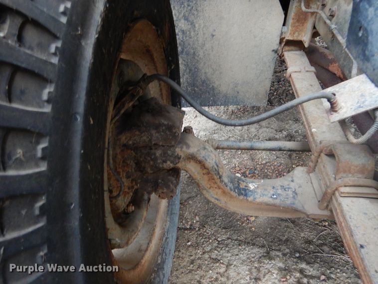 image for item KS9314 1982 International 1724  flatbed truck