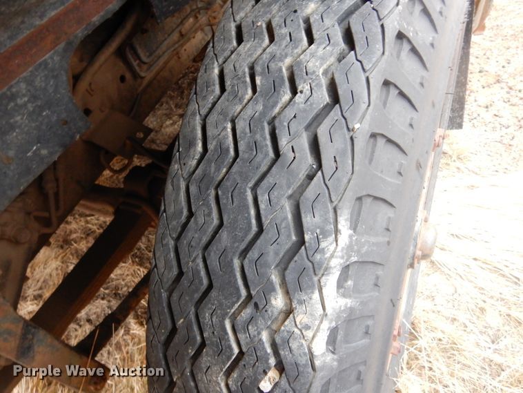 image for item KS9314 1982 International 1724  flatbed truck