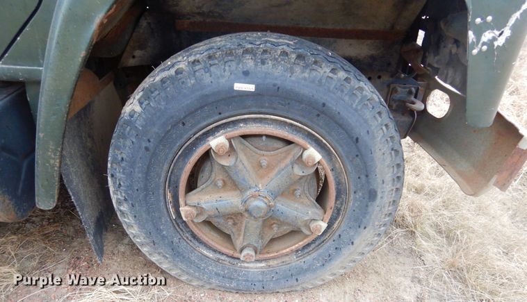 image for item KS9314 1982 International 1724  flatbed truck