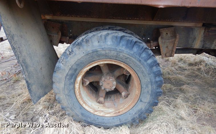 image for item KS9314 1982 International 1724  flatbed truck