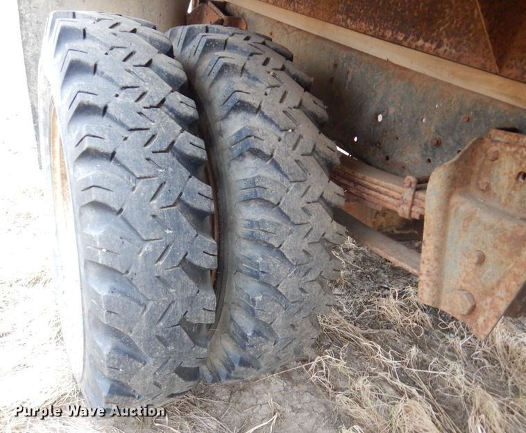 image for item KS9314 1982 International 1724  flatbed truck