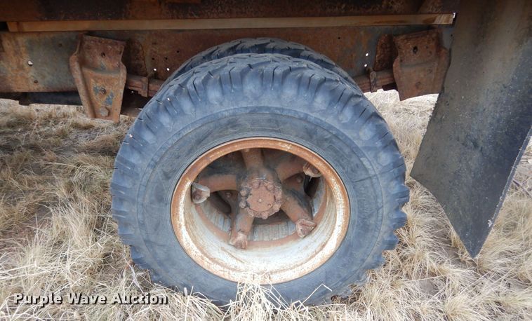 image for item KS9314 1982 International 1724  flatbed truck