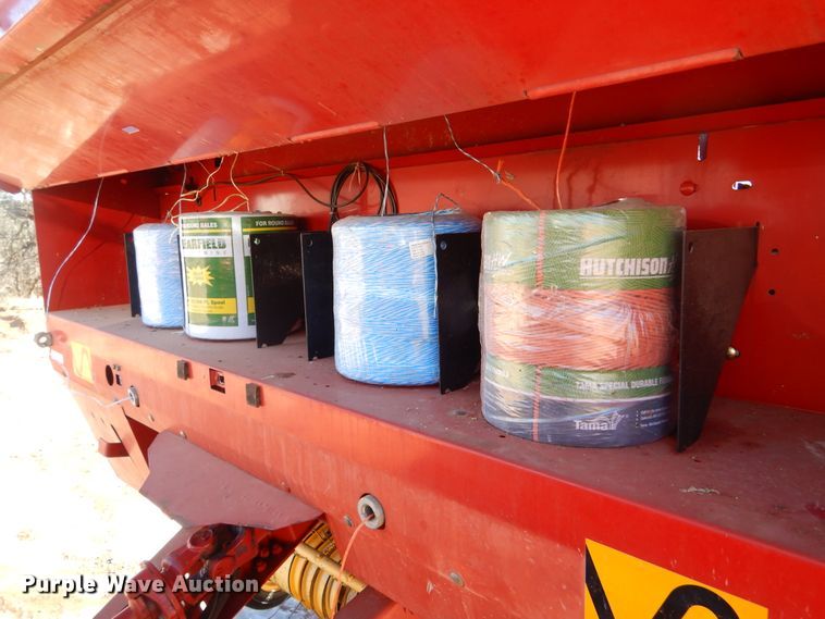 image for item KS9350 1999 New Holland 648  round baler