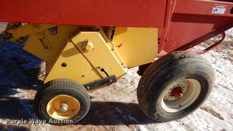 image for item KS9350 1999 New Holland 648  round baler