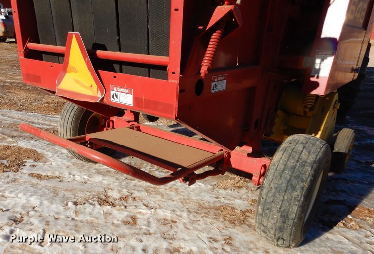 image for item KS9350 1999 New Holland 648  round baler
