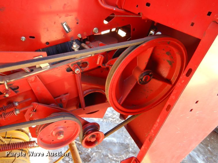 image for item KS9350 1999 New Holland 648  round baler