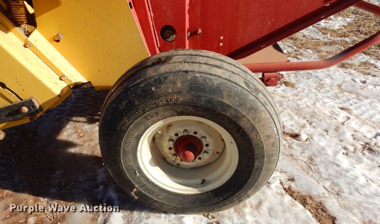 image for item KS9350 1999 New Holland 648  round baler