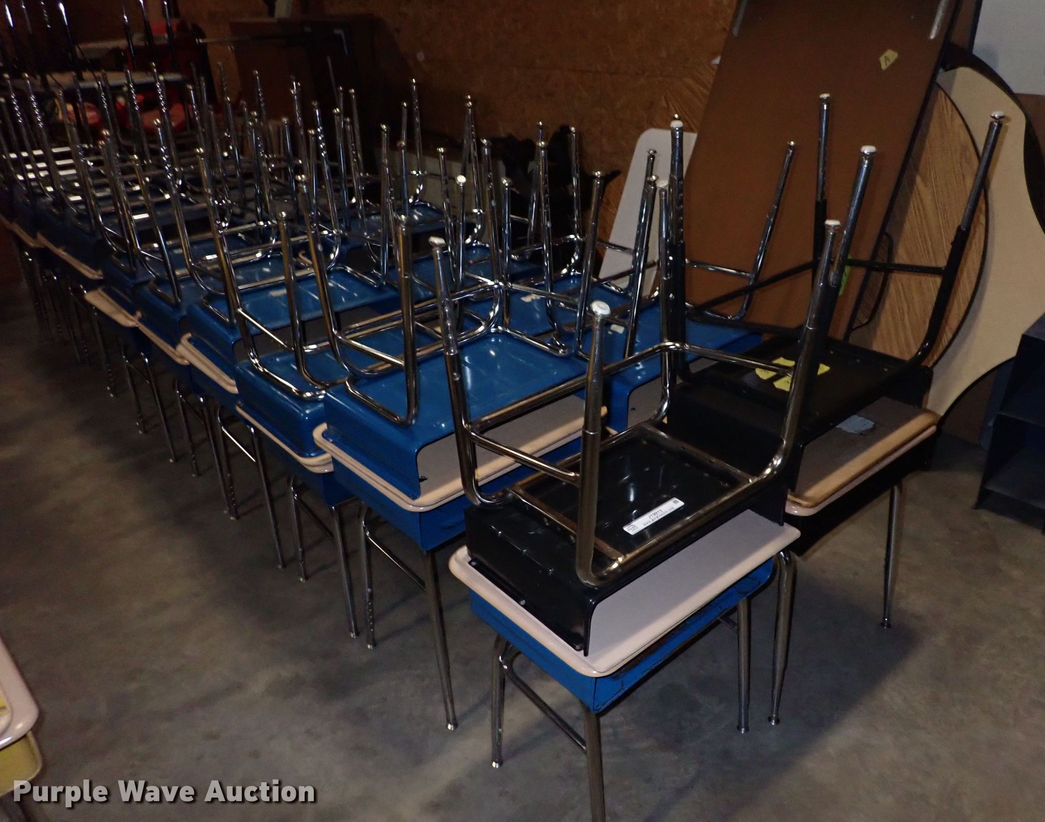 (40) desks in Hutchinson, KS Item JT9973 sold Purple Wave