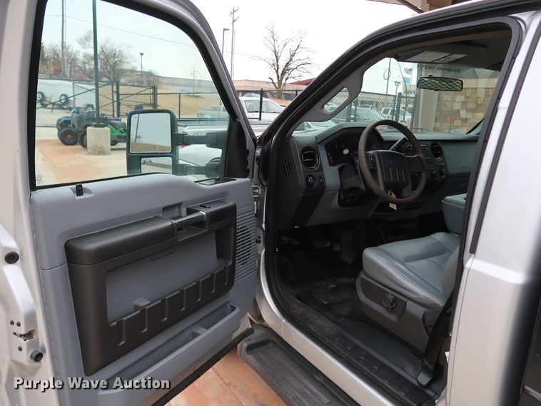 image for item DK3530 2015 Ford F350 Super Duty  flatbed pickup truck