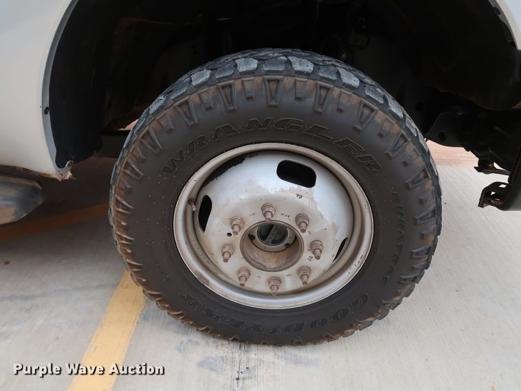 image for item DK3530 2015 Ford F350 Super Duty  flatbed pickup truck