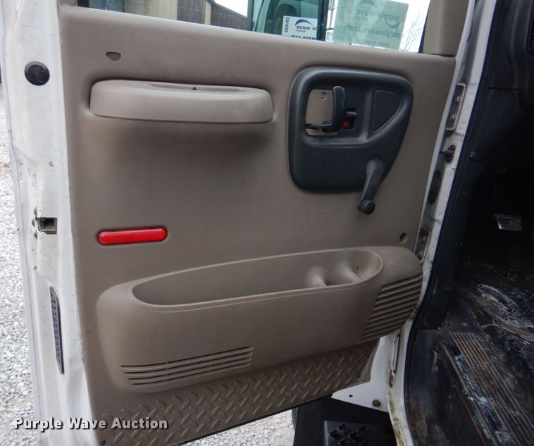 image for item DH8163 2005 Chevrolet C6500  box truck